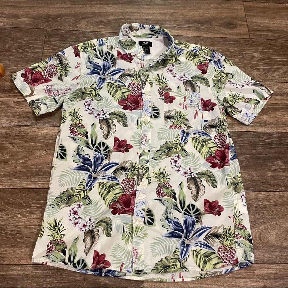 H&M Men’s Tropical Short Sleeve Button Down Shirt  Size Small Cotton